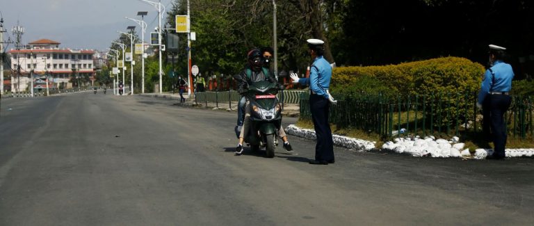 लकडाउन मिचे ३ घण्टा सडकमै उभ्याइने