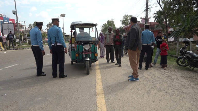 अटो रिक्सामा निगरानी, एकैदिन ७२ रिक्सा कारवाहीमा