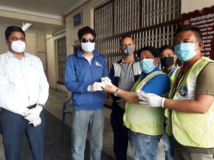पत्रकारलाई ग्लोब्स र सेनिटाइजर