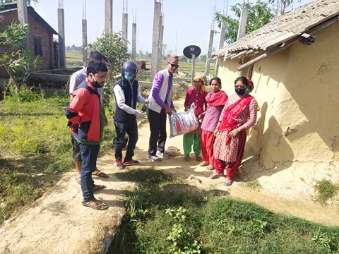 वडा अध्यक्ष रिजालको पहलमा राहत वितरण