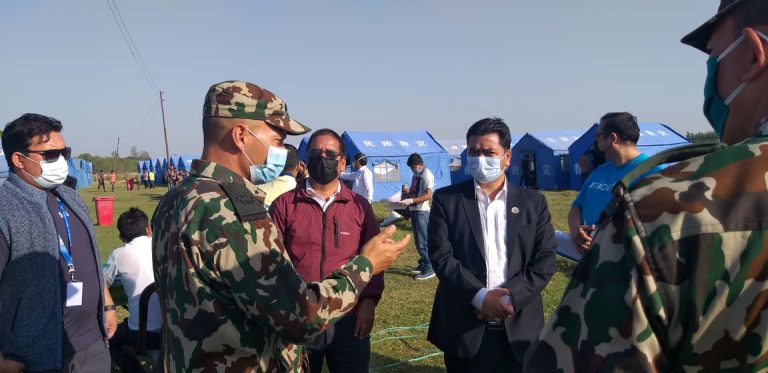 दशगजा क्वारेन्टाइनमा रहेका नेपालीहरुको अवस्थाबारे कर्णाली प्रदेशका मन्त्री भण्डारीद्धारा अनुगमन