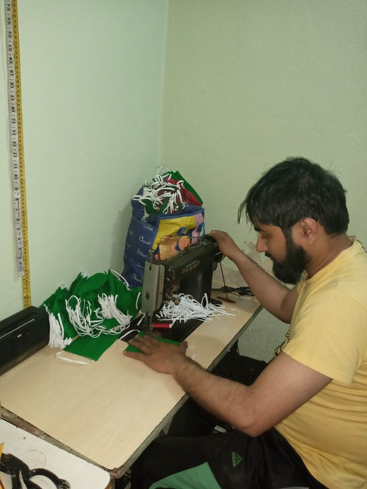 व्यक्तिगत लगानीमा हल्वाईले २००० पिस माक्स वितरण गरे