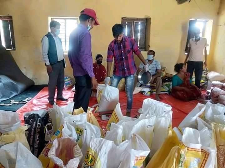 राप्तीसोनारी वडा नं. ८ का १६० विपन्न परिवारलाई राहत वितरण