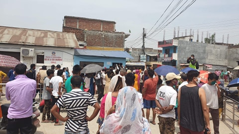 लकडाउन उलङघन गर्दै वडा नं. ४ ले राहत वितरण ग¥यो