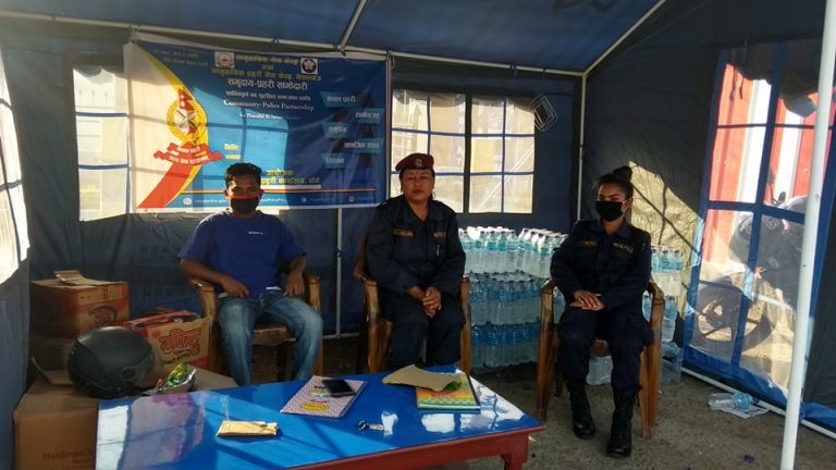 हेल्पडेस्क स्थापना गरि प्रहरीद्धारा भोकभोकै हिड्ने पैदलयात्रुलाई खानेकुरा