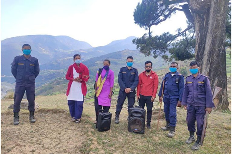 चेतना फैलाउँदै स्वास्थ्यकर्मी र प्रहरी