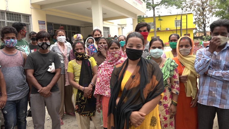 राहत वितरणमा अनियमितता भएको भन्दै वडा कार्यालय र नगरपालिका अगाडी प्रदर्शन