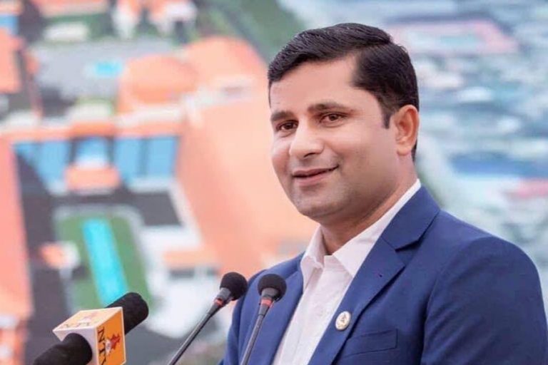 कोरोना विरुद्ध अग्रपंक्तिमा खटिने प्रहरी र पत्रकारलाई पुर्वमन्त्री राईद्धारा स्वास्थ्य सामाग्री प्रदान