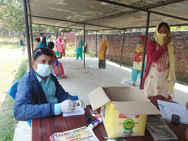 राप्तीसोनारीमा सामाजिक दुरी कायम गरि अनुदानमा बिउ वितरण