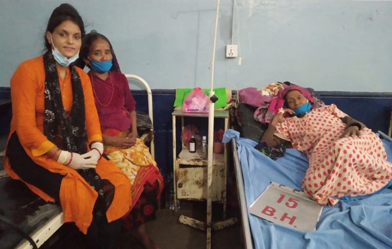 बृद्धा महिलाको उपचार हुँदै, आर्थिक अवस्था नाजुक भएकोले सहयोगको अपिल