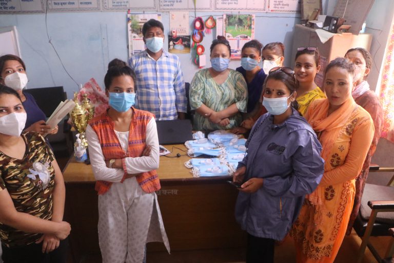 महिला पत्रकारलाई मास्क र सेनिटाईजर वितरण
