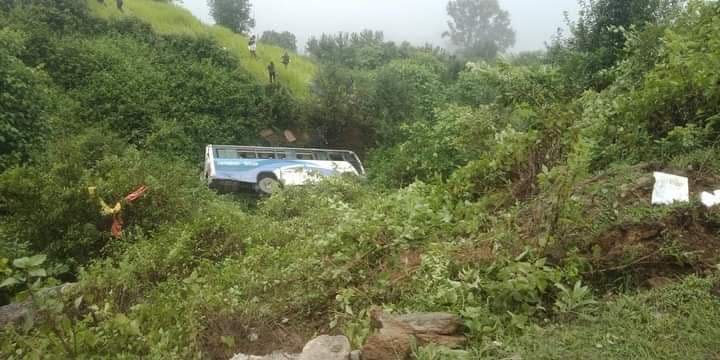 डोटीको फुलौटमा बस दुर्घटना हुँदा तीनको मृत्यु, ३२ घाइते