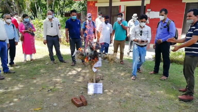 नेपालगन्जमा संयोजक प्रा.डा.ओम बरालको पुत्ला दहन