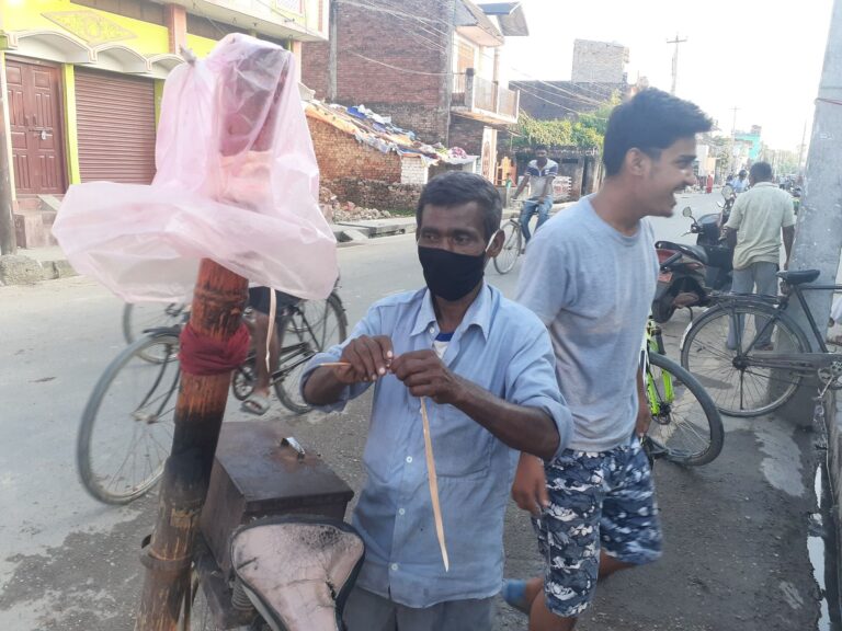 उही साइकल, उही झोला २०३० सालदेखि मिसलपट्टी बेच्दै नेपालगन्जका बेहना