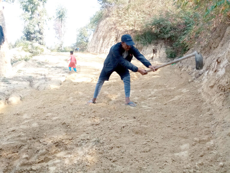 एक्लो प्रयास र लगानीमा गणेश दहितले गरे ५ महिनादेखि अवरुद्ध बाटो मर्मत