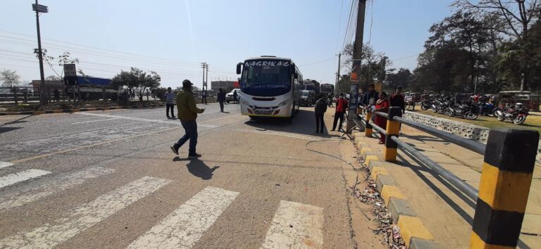 दुर्घटना पछि अवरुद्ध सडक खुल्यो