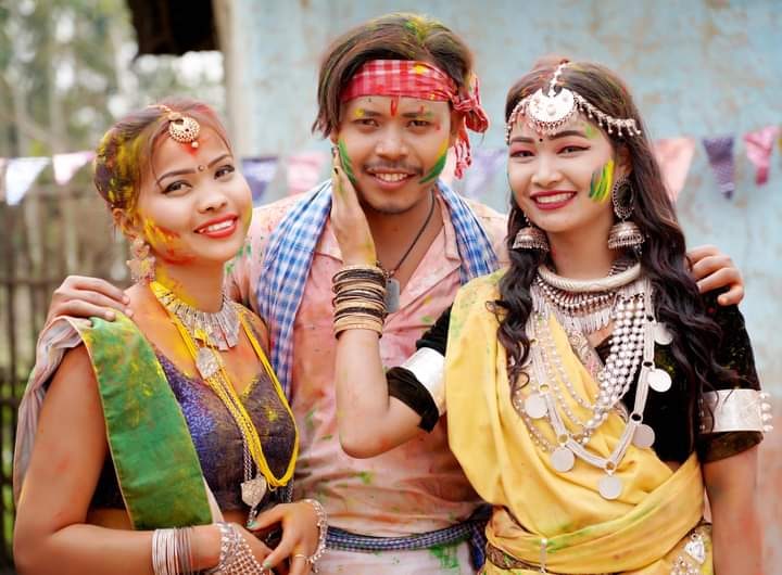 पुर्वेली थारु भाषाको होली गित लाल हरियर कलेजी बोलको म्युजिक भिडियो सार्वजनिक