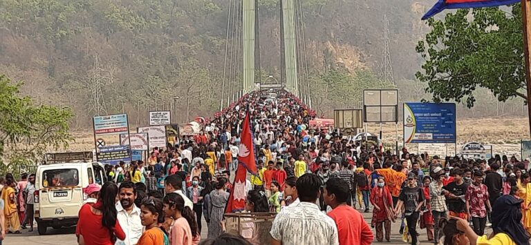 कर्णाली पुलमा आन्तरिक पर्यटकको भीडभाड