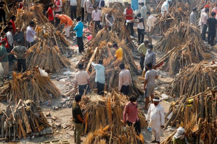 भारतमा कोरोनाबाट मृत्यु हुनेको संख्या ह्वातै बढेपछि चौबीसै घण्टा सामूहिक दाहसंस्कार