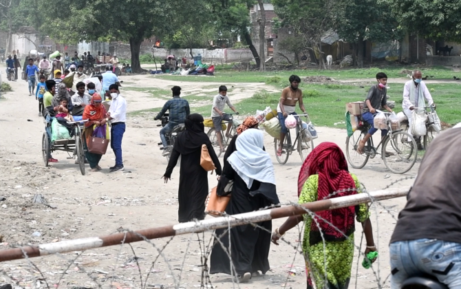 मुख्य नाकामा कडाई, सहायक नाकामा सशस्त्र प्रहरी कै अगाडीबाट खुल्लम खुल्ला तस्कर र आवतजावत (फोटो फिचरसहित)