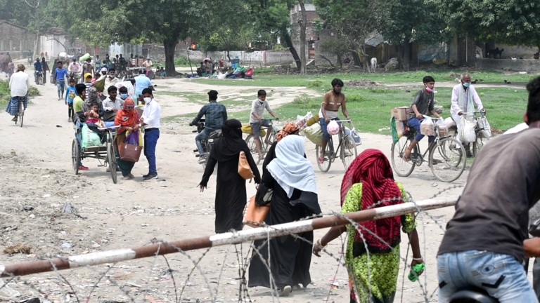 मुख्य नाकामा कडाई, सहायक नाकामा सशस्त्र प्रहरी कै अगाडीबाट खुल्लम खुल्ला तस्कर र आवतजावत (फोटो फिचरसहित)