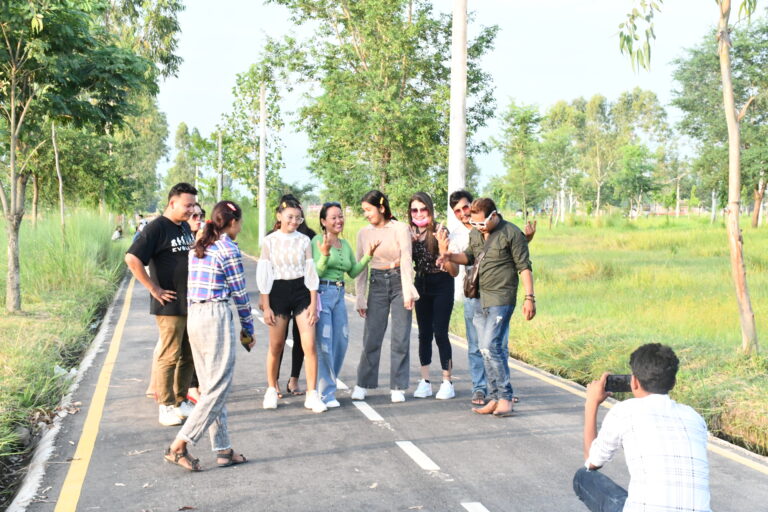 टिकटकमा भाइरल रोड हेर्न र टिकटक बनाउन आउनेको भिड देखेर स्थानिय दंग