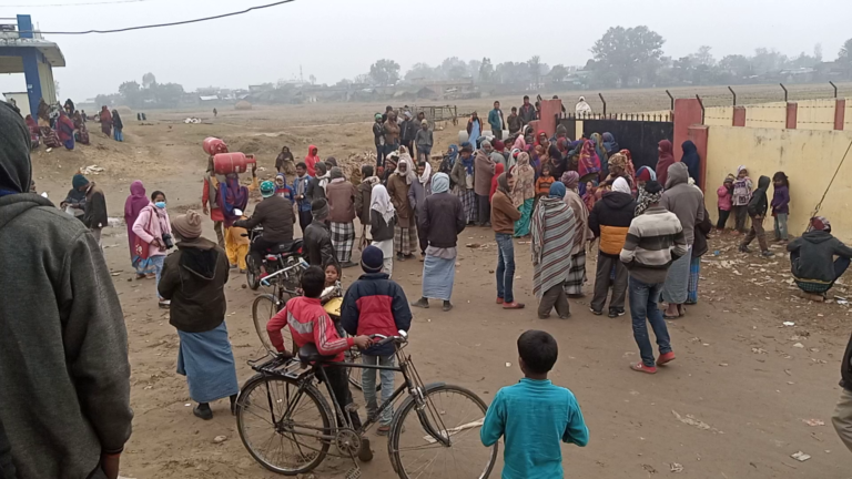 नरैनापुर गाउँपालिकाले हरेक घरधुरीलाई ग्यास सिलिण्डर र चुलो वितरण गर्दै