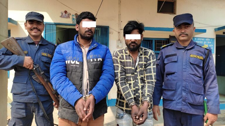 पेस्तोल देखाई चोरी गर्ने २ जना पक्राउ
