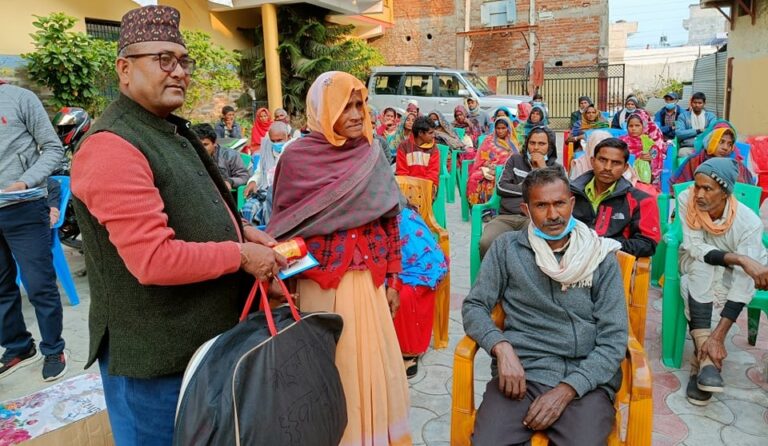 डुडुवाले ग¥यो जेष्ठ नागरिकलाई न्यानो सामाग्री वितरण