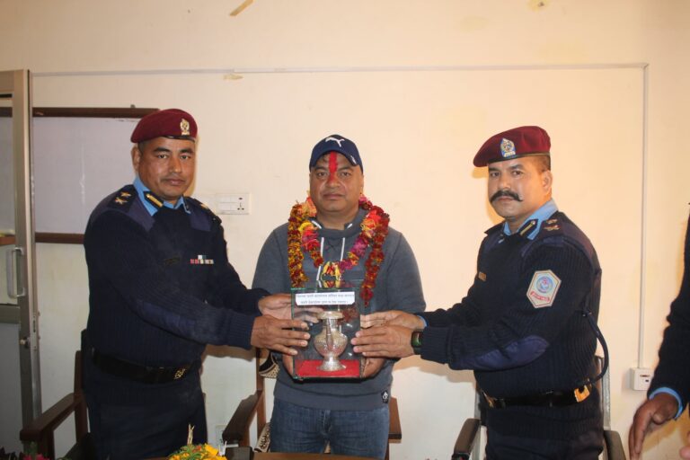 बर्दियाका प्रहरी उपरीक्षक ईश्वर कार्कीलाई सम्मान सहित बिदाई