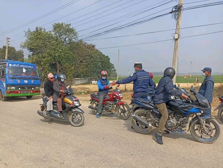 ट्राफ्रिक प्रहरीद्धारा सवारी दुर्घटना न्युनिकरणका लागी सचेतना कार्याक्रम