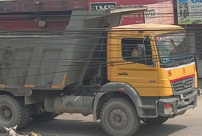 साना सवारीलाई ‘पेलेरै’ ओभरटेक गर्छन टिपर चालक