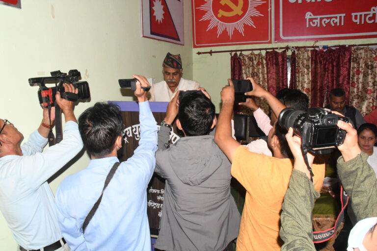 एमाले नेपालगञ्जका उम्मेद्वारले गरे चुनावी प्रतिवद्धता पत्र सार्वजनिक