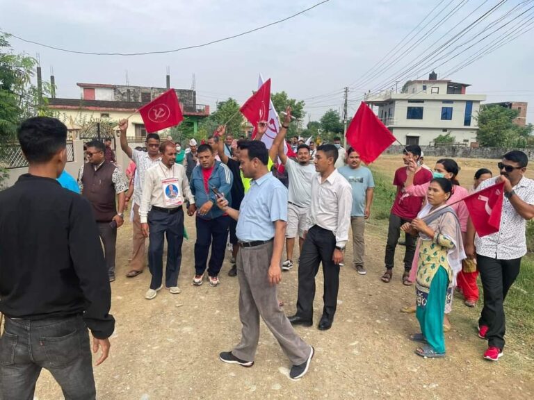 अंगरक्षकसहित मन्त्री अथक कोहलपुरमा मतमाग्दै घरदैलोमा