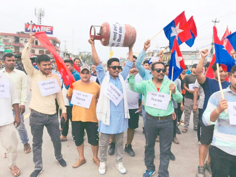 नेपालगन्जमा ग्याँसको सिलिण्डर देखाउँदै विरोध प्रर्दशन