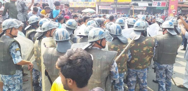 नेपालगन्ज धम्बोझीमा प्रहरीले राजाको शलिक हटायो, १५ प्रहरी, २ सशस्त्र प्रहरी र दर्जन बढि सर्वसाधारण घाइते (भिडियो सहित)