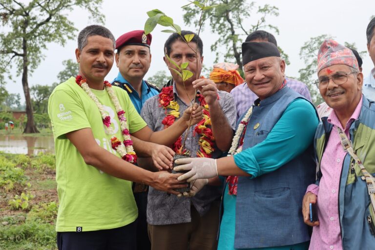 बाँकेमा वनबाली र बागवानी विरुवा वितरण