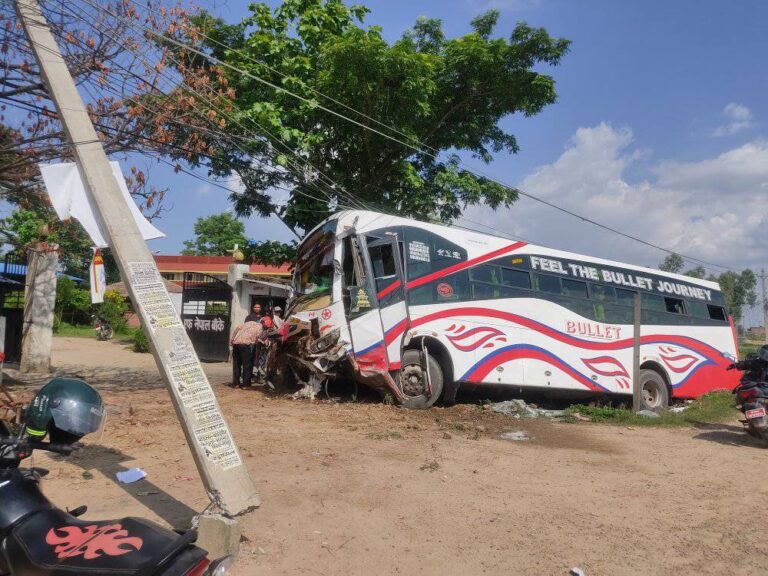 मानपुरमा बसको ठक्करबाट ४ जना घाइते