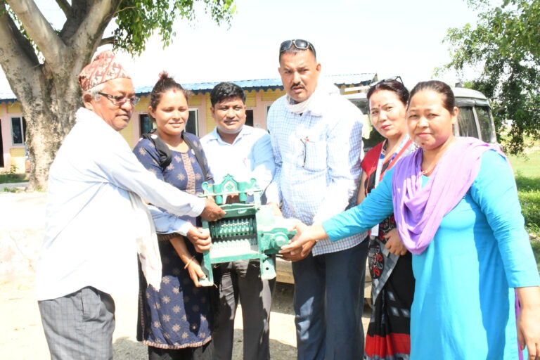 खजुरा गाउँपालिकाद्धारा कृषि औजार वितरण