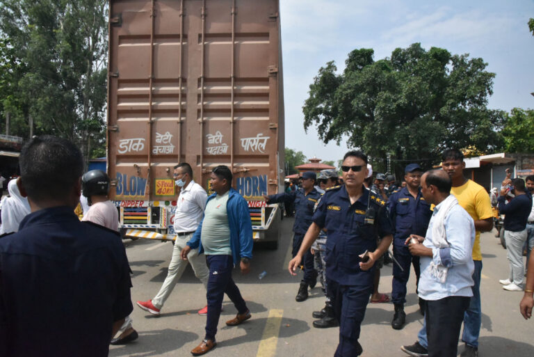 जमुनाह नाका हुदैँ भारततर्फ जादै गरेको अबैध कन्टेनर  प्रहरीको नियन्त्रणमा
