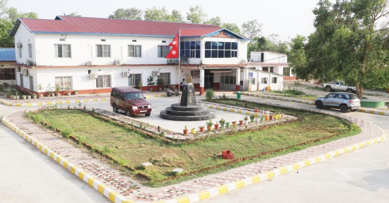 कोहलपुर नगरपालिकाको प्रहार स्वास्थ्य कर्मचारी माथि