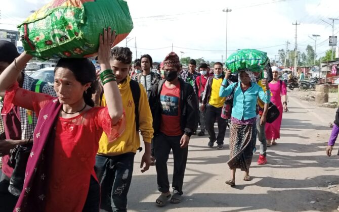 खेती सकेर दशै, तिहारको जोहो गर्न भारततर्फ जाँदै नेपाली