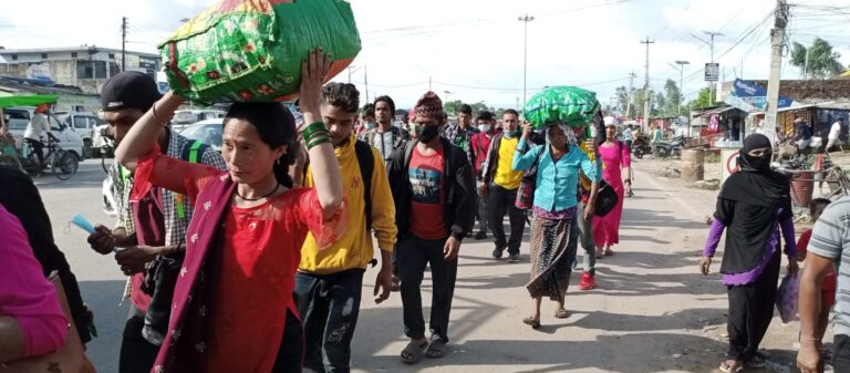 खेती सकेर दशै, तिहारको जोहो गर्न भारततर्फ जाँदै नेपाली