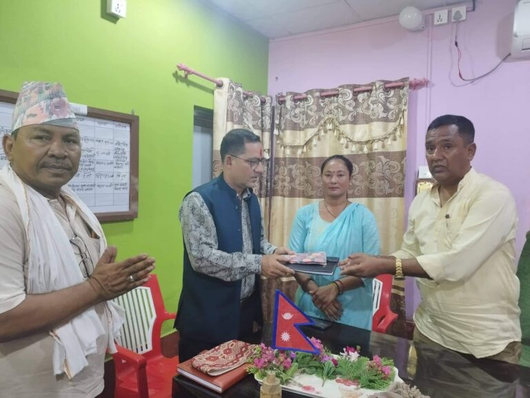 राप्तीसोनारीका प्रमुख प्रशासकीय अधिकृत खत्रीलाई स्वागत