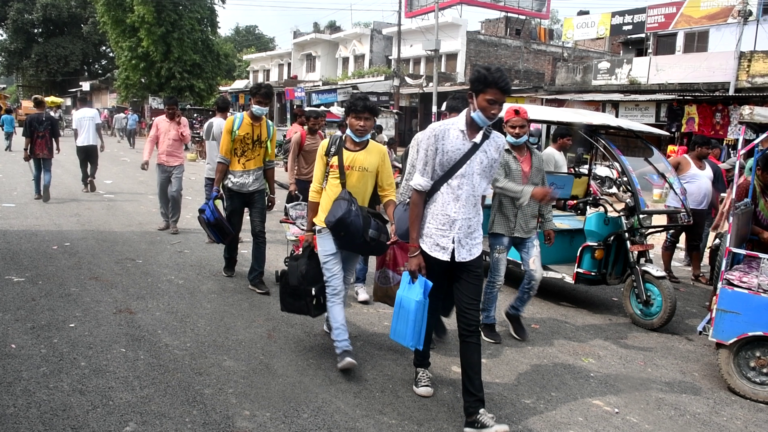 जमुनाहा नाका हुँदै दैनिक ७ हजार बढि नेपाली स्वदेश फर्किदै