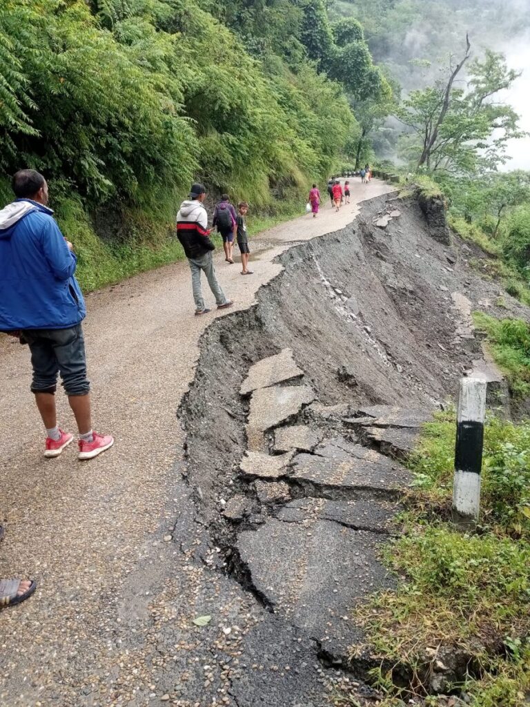 पहिरोले ध्वस्त पारेको कर्णाली राजमार्ग