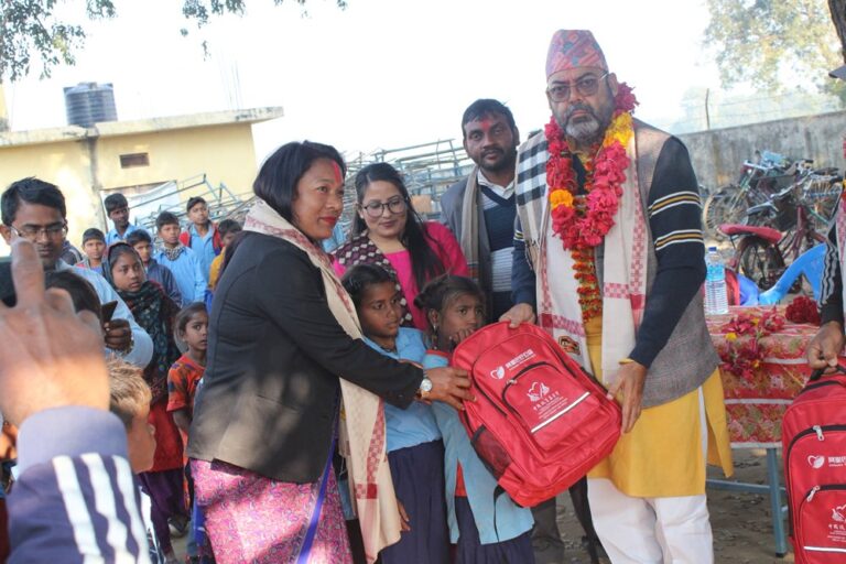 नरैनापुरको आदर्श विद्यालयमा शैक्षिक सामाग्री वितरण