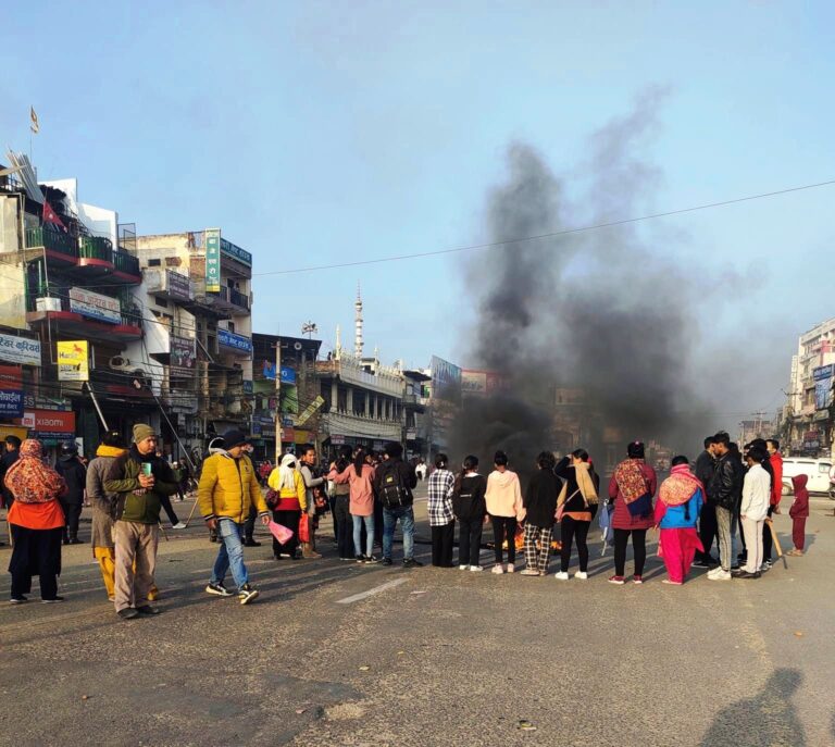 चालकलाई कारबाहीको माग गर्दै नेपालगन्जको ठाउँ ठाउँमा सकड अवरुद्ध