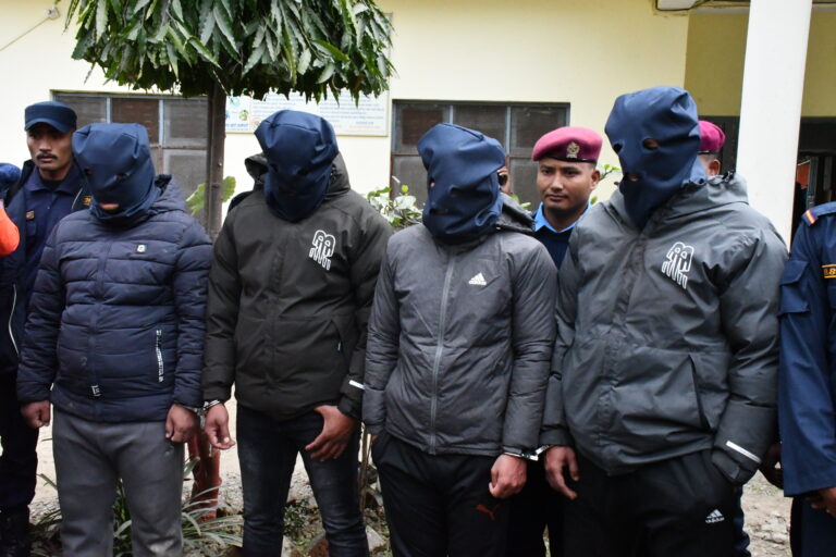 दिउँसै खुकुरी प्रहार गर्ने कार्यमा संलग्न चार जना सार्वजनिक