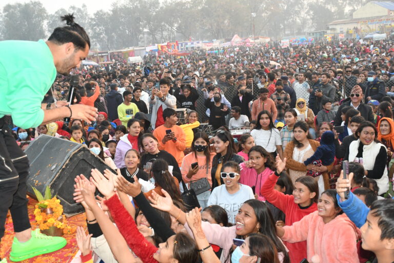 नेपालगन्ज महोत्सबमा गायक चक्र बमको जाँडको झोलमा झुमे नेपालगन्जवासी